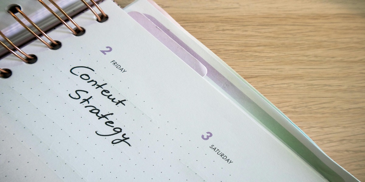 IA création de contenu : agenda ouvert avec les mots Content Strategy, symbolisant la planification de contenu digital