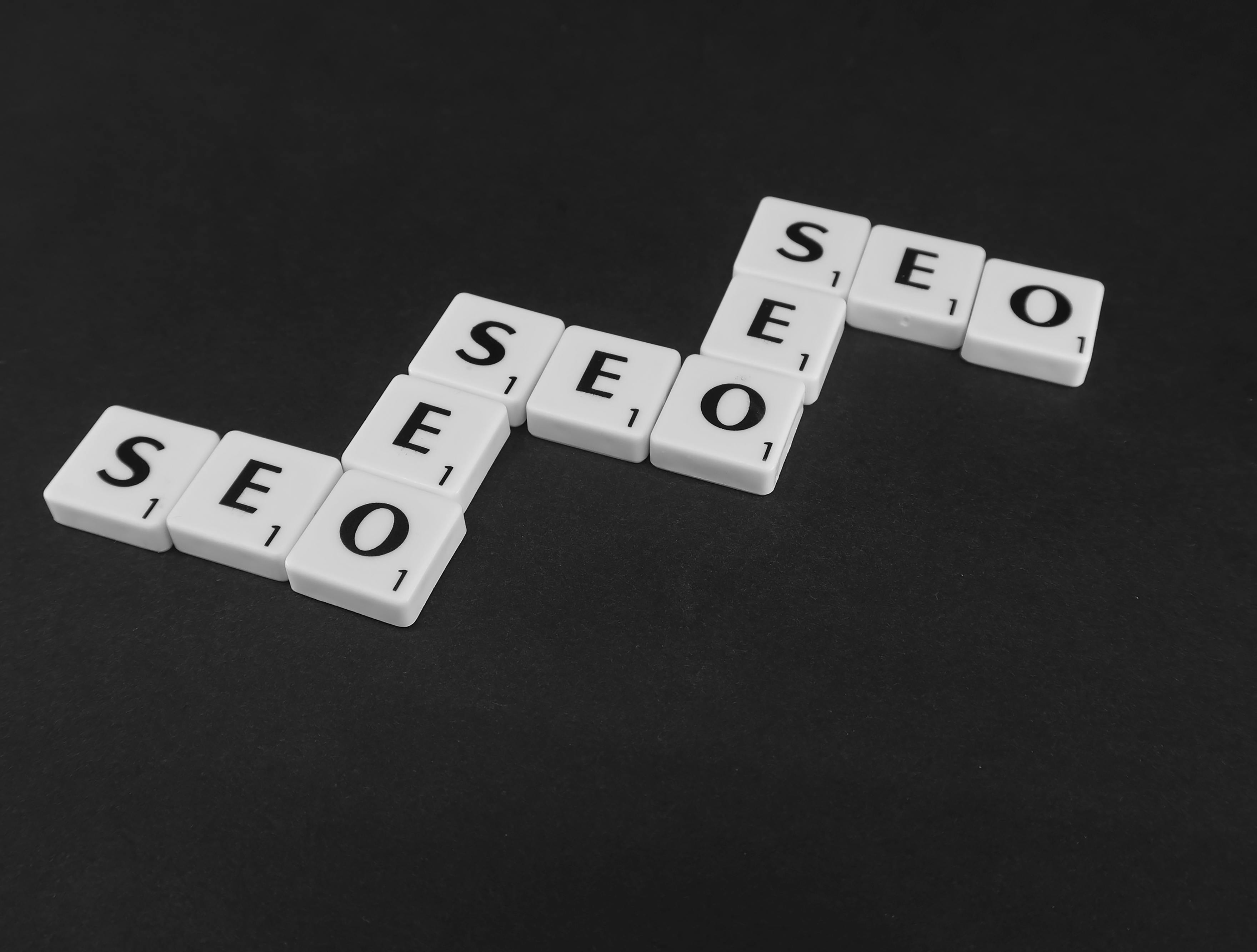 SEO en 2026 : les fondamentaux du référencement naturel illustrés par des tuiles Scrabble